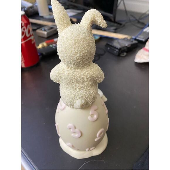 Dept 56 Snow Bunnies Figurine "Counting the Days 'Til Easter" - Picture 5 of 7